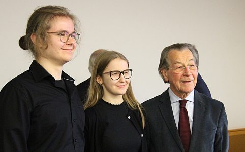 Die Musiker Philipp Kalter und Anastasia Kalter mit Bundesminister a.D. Franz Müntefering | © Daniel Hoffmann